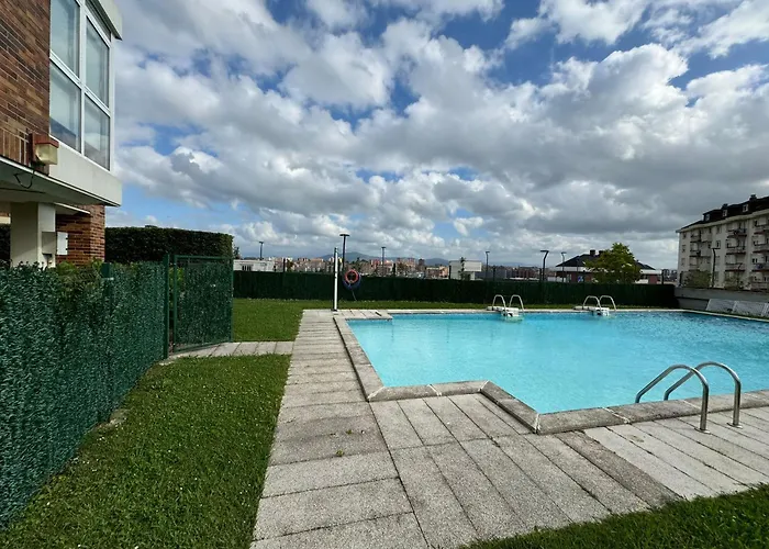 Piscina Y Garaje En Valdenoja