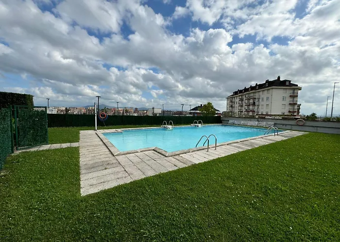 Piscina Y Garaje En Valdenoja